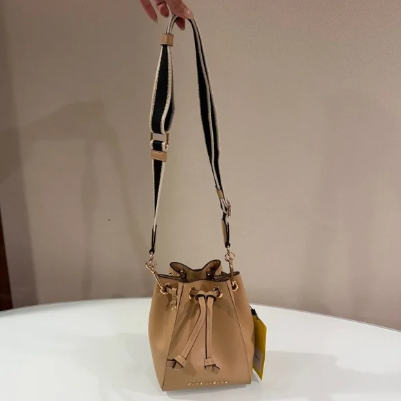 Marc Jacobs The Bucket Bag Small Tan Leather Crossbody Bag NWT $450 - Picture 7 of 12